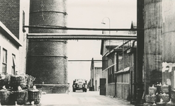 M 663 Een gedeelte van het fabrieksterrein van de Fa. Verdugt. Links de fabriekstoren die in het jaar 1916 werd ...