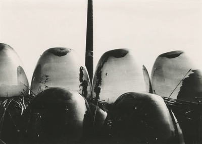 665 De mandflessen van de Fa. Verdugt: de demyohns. Links uit het midden rijst de fabriekstoren op van het bedrijf aan ...