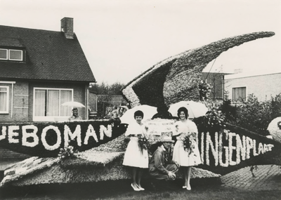 667 De eerste prijs voor een praalwagen die deelnam aan het bloemencorso. Tiel, jaren zestig.