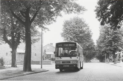 M 6687 Op de foto, de stadsbus rijdt op de Schaepmanstraat links de Gereformeerde Kerk
