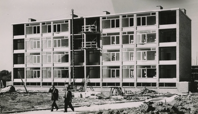 669 Eén van de eerste flats in Tiel nadert zijn voltooiing, gelegen in de Burgermeesters-wijk. Tiel, 1959.