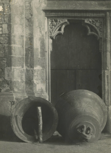 670 De klokken van de St.- Maartenskerk. De Duitsers hebben de klokken naar beneden gehaald voor transport naar ...