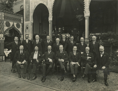 671 Foto genomen in de tuin van het Spaarbankgebouw aan de Kerkstraat. Staande van links naar rechts: de heren S. ...