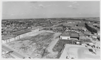 M 6710 Op de foto links de fabriek Daalderop, daarboven de Grotebrugse grintweg,en de huizen van de Hogedijkstichting