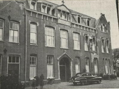 672 De voorzijde van het Sint-Andreasgasthuis. Tiel, 1952, 1953.