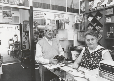 M 6729 Op de foto de winkel van fotograaf Swanenberg met zijn vrouw, Voorstad Tiel