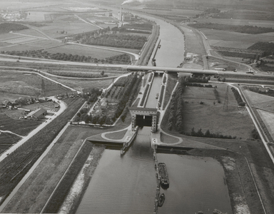 674 Een luchtfoto met in het midden het Amsterdam-Rijnkanaal en de Prins-Bernardsluis. Onder de monding aan de Waal, ...