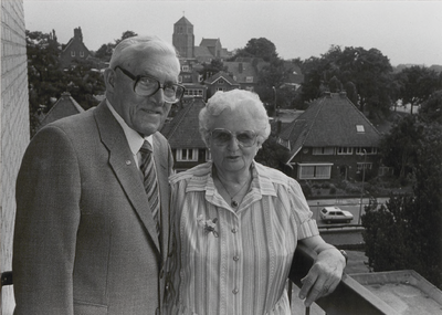 M 6758 Een echtpaar op de foto waarschijlijk voor een jubileum , ze staan op het balkon van verzorgingstehuis Walstede ...