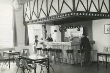 M 676 De instuifzaal van het in 1967 gemoderniseerde clubhuis De Poort, gelegen aan de Kloosterstraat