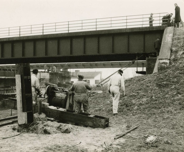 679 De verkeersbrug, gelegen over de Prins Bernhardsluis, wordt in snel tempo verrold. Tiel, 1964.