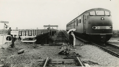 680 De verkeersbrug over de Prins Bernhardsluis wordt verrold. Tiel, 1963.