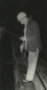 681 De spoorbrug, gelegen over het Amsterdam-Rijnkanaal, wordt verrold. Tiel, 1963.