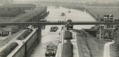 683 In de zomer van 1963 wordt de spoorbrug, gelegen over het Amsterdam-Rijnkanaal, verlegd. Tiel, 1963.