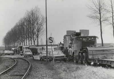 685 Het verwijderen van woonwagens die illegaal een standplaats hebben ingenomen nabij de Kellenseweg. Tiel, 1975.