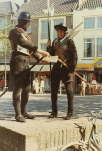 689 Twee hellebaardiers maken de uitgave bekend van het boek 'Tiel, een versterkte stad. Geschiedenis van de wallen en ...