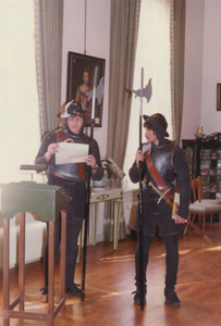 690 In het streekmuseum De Groote Sociëteit bereiden twee hellebaardiers zich voor op de bekendmaking van de uitgave ...