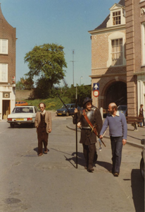 691 Twee hellebaardiers gaan naar het centrum van de stad, om daar de uitgave van het boek 'Tiel een versterkte stad. ...