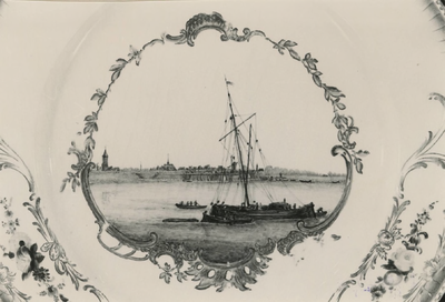 692 Resterend bord van het servies van koning Willem III. Dit bord is aanwezig in het museum De Groote Societeit. Tiel, 1979.