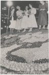 M 6926 Oogstfee en hofdames staan te kijken bij de mozaieken aan de gracht op het Kalverbos