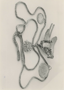 693 De ambtsketen van het Schuttersgilde van Zandwijk, voorstellende een gekroonde papagaai en voorzien van 17-eeuwse ...