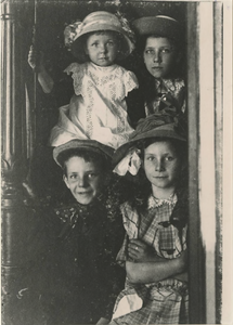 694 De familie van Ojen uit Tiel. Dhr. Van Ojen heeft een boekhandel in de Westluidensestraat. Het meisje linksboven op ...