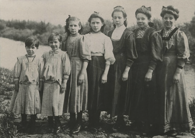 695 De familie Van Ojen uit Tiel. De vader was eigenaar van de boekhandel in de Westluidensestraat. Tiel, 1915.