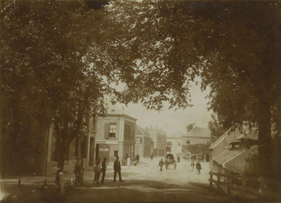 698 De Grotebrugse Grintweg. Rechts uit het midden ligt de Binnenhoek. Geheel links is het Hotel de Roos te zien met ...