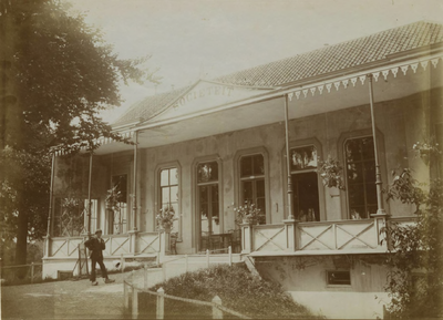 700 De Buitensociëteit gelegen aan de Waalstraat. De Buitensociëteit is een vereniging van middenstanders en zakenlui. ...