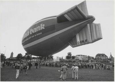 M 7001 Een zeppelin als reclame bij een evenement, de reclame is van de Finata bank, op de Waalkade in Tiel