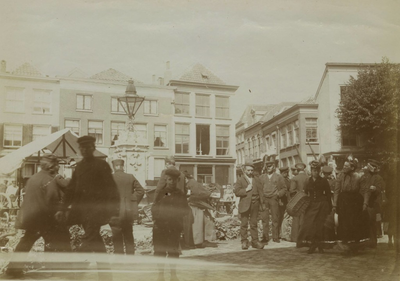 701 Op de Groenmarkt worden de groenten verhandeld. Links uit het midden staat de stadswaterpomp met daarop een ...