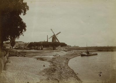 703 Rechts ligt het Paardenwater met de veerpont. Links onder het midden is de Waalstraat met de stadsmuur te zien. Uit ...