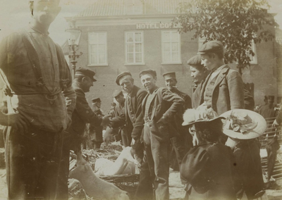 706 Op de Varkensmarkt verhandelen de handelaren hun varkens. Boven het midden is de achterkant van het Hotel Corbelijn ...