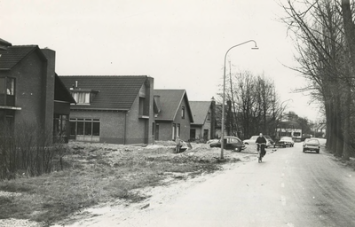 M 71 De Burgemeester Meslaan, nabij hoek van de Lingeweg in de oostelijke richting, begin jaren zeventig. De bouw van ...