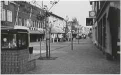 M 7143 Promenade in Tiel, rechts de winkel van Serbee, daarnaast de bloemenzaak van Chris van de Pol.