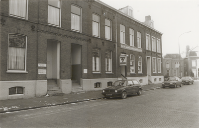 M 7163 Foto van de Stationsstraat in Tiel met links het bord van het VVV-kantoor.