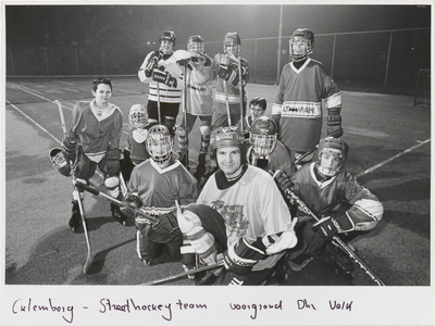 M 7243 Foto van een straathockeyteam uit Culemborg met op de voorgrond hr Valk.