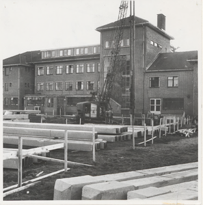 M 731 Het bejaardentehuis Walstede, waarvan de achterkant op de foto staat afgebeeld. Men is begonnen met de ...
