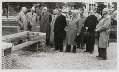 M 7387 Foto van het aanbieden van een dubbele zitbank in het Kalverbosch door de gemeente Werkendam aan de gemeente ...