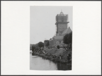 M 7525 Hengelwedstrijd in stadsgracht. Rechts de linkerzijkant en achterkant van de St. Maartenskerk, waarvan de toren ...