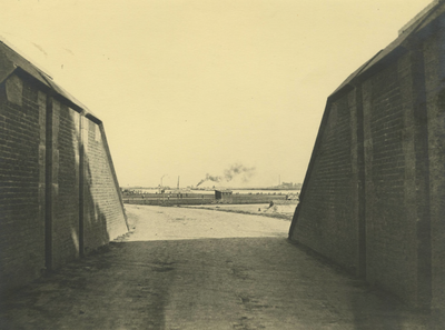 76 De coupure in Tiel bij het hotel van Koenen aan de Waalstraat en aan de Huf van Burenstraat in [1920].