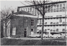 M 7626 St. andreasziekenhuis gelegen aan St. Walburgbinnensingel. Op het voorplein nog een oude woning