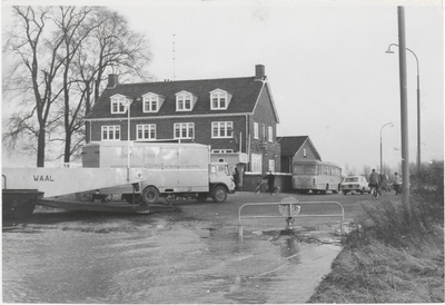 M 7631 Hoge waterstand Waal. Vanwege de hoge waterstand van de rivier de Waal legt de veerpont vlakbij het cafe ...