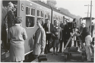 M 7671 Filmopnamen bij een treinstel 2e klasse, op perron van station Tiel
