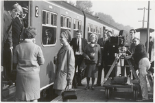 M 7671 Filmopnamen bij een treinstel 2e klasse, op perron van station Tiel