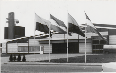 M 7680 Waarschijnlijk meubelfabriek Gispen in Culemborg, Nederlandse en Culemborgse vlaggen wapperen