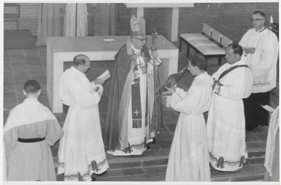 M 7700 kardinaal Alfrink celebreert een mis, mogelijk opening Kerk van de Menswording in Tiel, meerdere acolieten staan ...