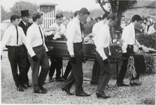 M 7797 Begrafenis in Ingen, dragers zijn jonge mannen, gekleed in overhemd en stropdas, geen colberts