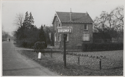 M 7897 Plaatsnaambord van het dorp Drumpt aan de Burgemeester Meslaan (links)