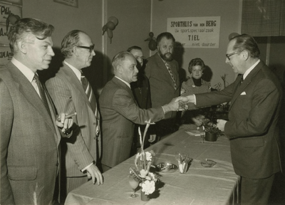 M 799 De Tielse Tafeltennisvereniging viert haar 40-jarig jubileum. Burgemeester Broekens feliciteert het ...