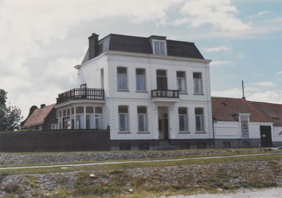 M 8011 Villa aan de Waalstraat in Tiel